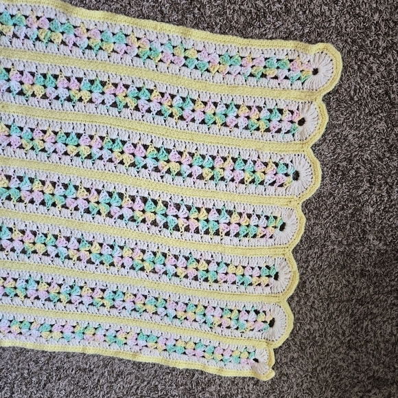 Vintage 1988 Crochet Baby Blanket 50 X 33 Unisex Colors Scalloped Edges Wrap - Picture 9 of 9